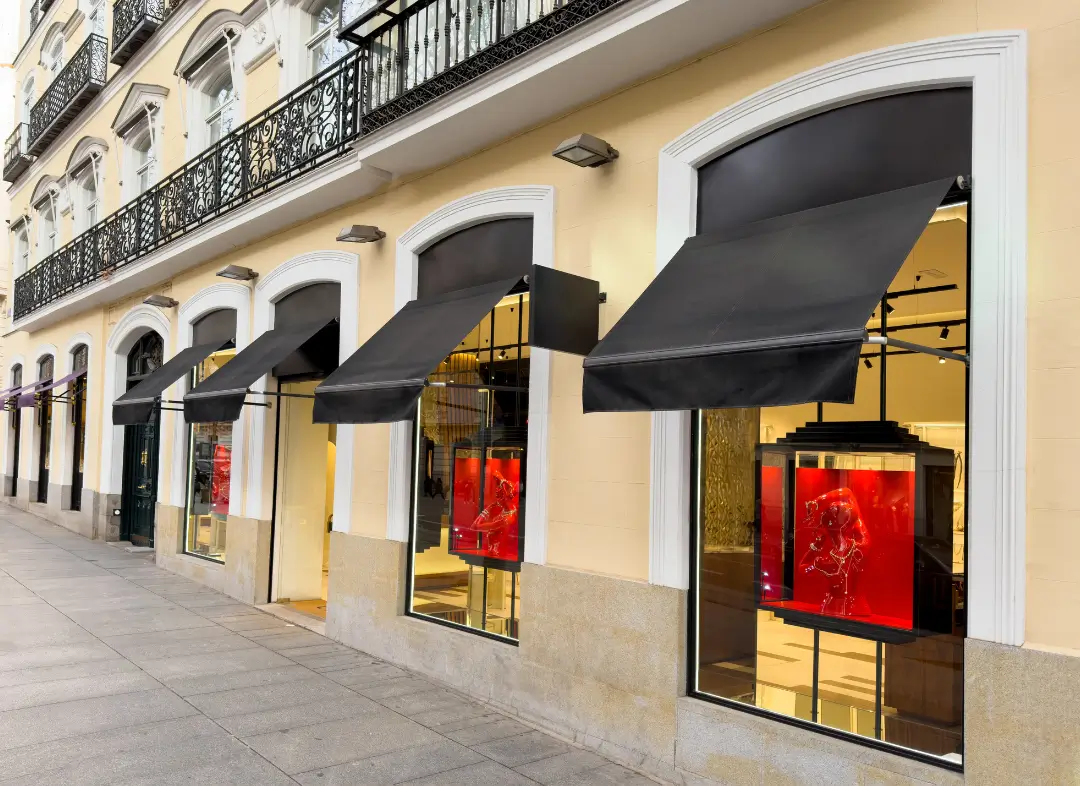 Façade vitrine de magasin en aluminium sur mesure à Tignieu-Jameyzieu